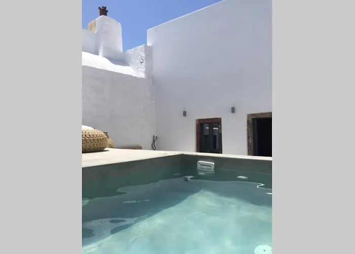 Villa Santorini Folia Cave House With Jacuzzi Pýrgos