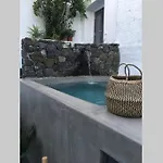Santorini Folia Cave House With Jacuzzi * Pýrgos